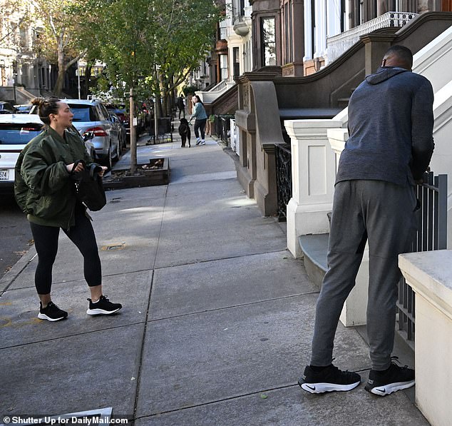 Zatim ju je bacio u obližnji grm i ušao u svoju gradsku kuću vrijednu 20 milijuna dolara, a njegova djevojka Kayla Quick vukla se za njim