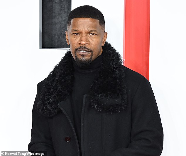 Jamie Foxx otkrio je mantru po kojoj 'živi' 19 mjeseci nakon što je preživio 'medicinsku komplikaciju' blizu smrti, zbog koje je bio u komi 20 dana i nije mogao hodati (na slici 2023.)