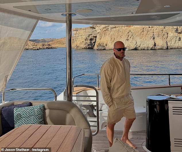 U drugoj fotografiji, Jason je pokazao svoju hladnu stranu dok je obukao par pravokutnih sjenila