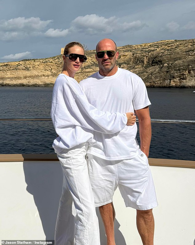 Jason Statham (57) dao je obožavateljima pogled na svoj opuštajući bijeg na jahti, sa zaručnicom Rosie Huntington-Whiteley (37) i njihovo dvoje djece