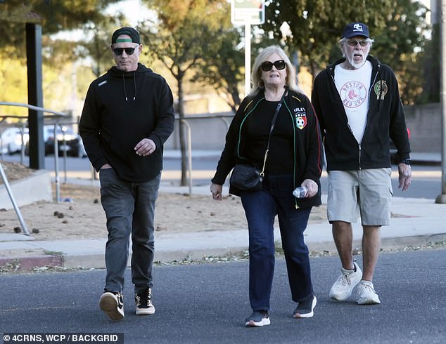 Zvijezda je izgledala tmurno dok je izlazio sa svojim najdražima