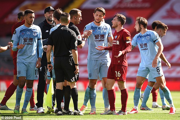 Coote je sudio Liverpoolov kontroverzni remi 1-1 protiv Burnleya 2020., kada je Andy Robertson (crveni dres) ostao bijesan na sada suspendiranog suca Premier lige