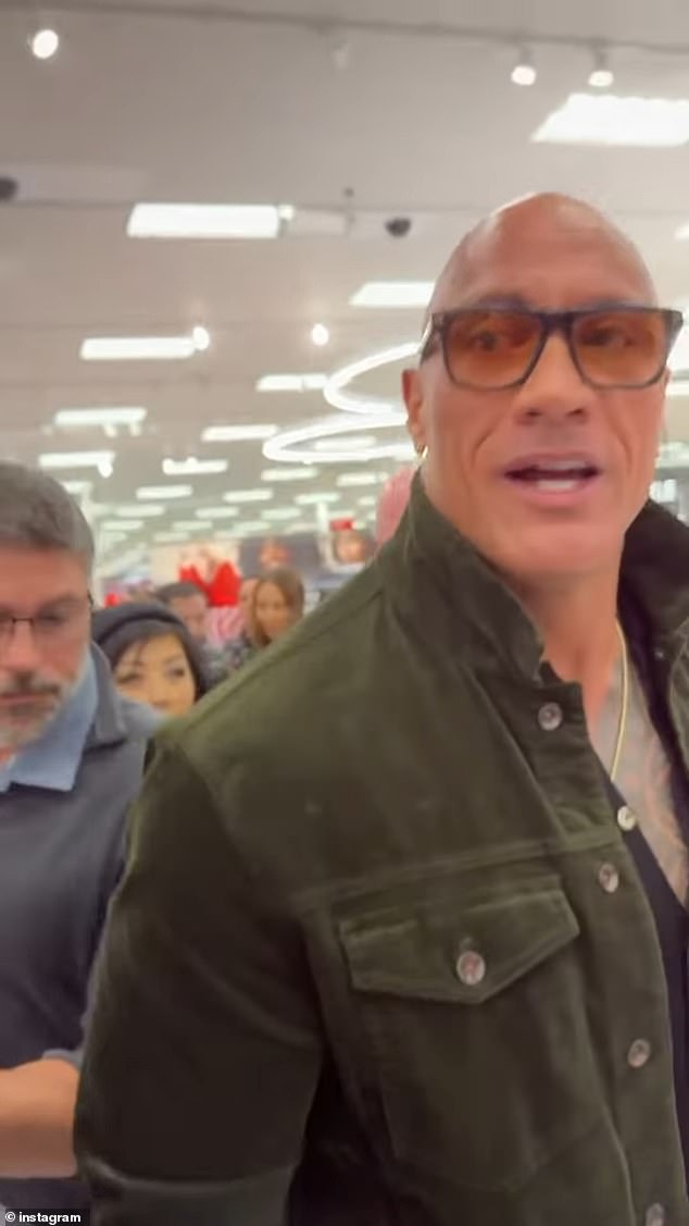 Njih dvoje su se ponovno rukovali dok mu je žena rekla: 'Ja sam ratnik'