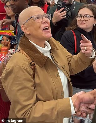 52-godišnji glumac - koji je nedavno bio iskren o kontroverzi oko svog ponašanja na snimanju - podijelio je u srijedu snimku tople interakcije sa ženom u trgovini u New Jerseyju