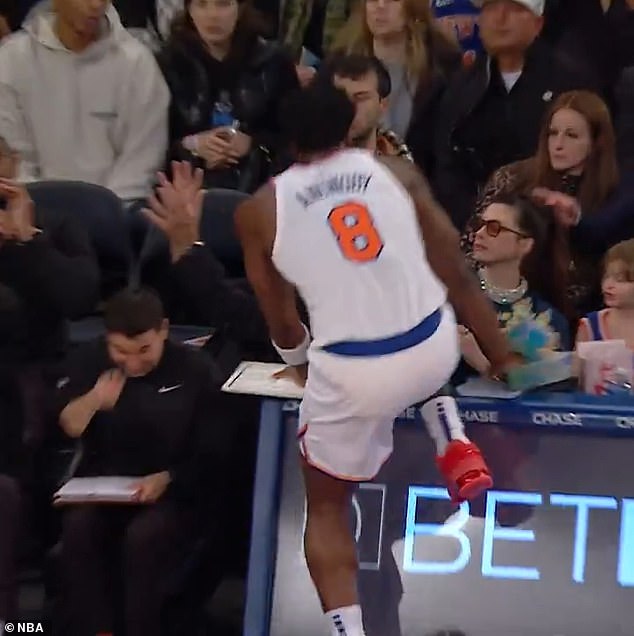 Košarkaška zvijezda sudarila se s barijerom uz igralište i Hathawayeve kokice odletjele u zrak