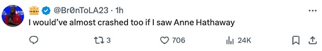 Društveni mediji zabljesnuli su reakcijama nakon zamalo nesreće, a jedan je obožavatelj napisao: 'I ja bih se skoro srušio da sam vidio Anne Hathaway'