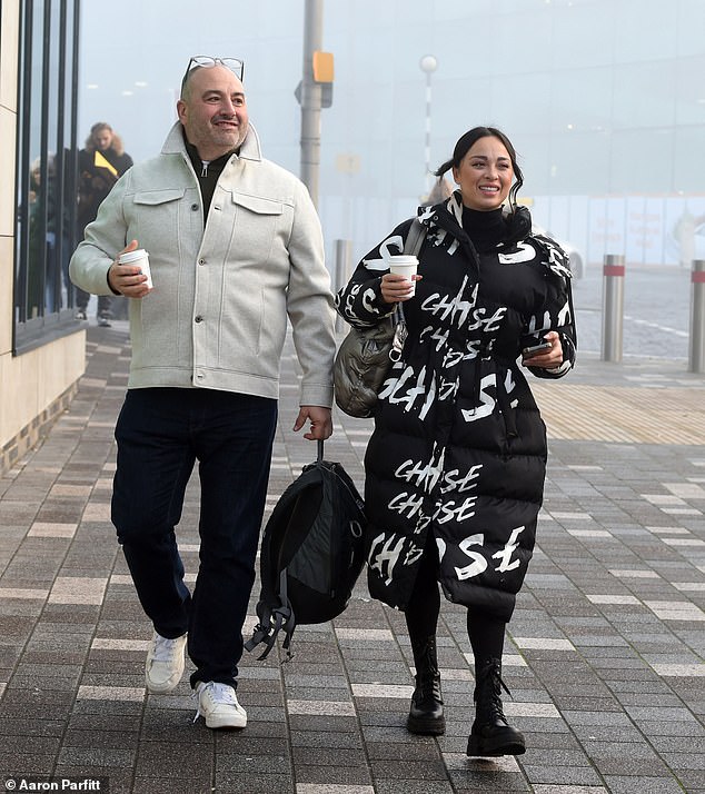 Operni pjevač (52) izgledao je dobro raspoložen dok je šetao pored profesionalne plesačice Katye (35) pokušavajući se zagrijati šalicama kave