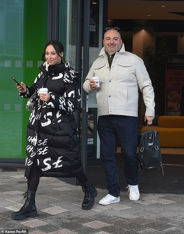 Unatoč njegovim nimalo povoljnim izgledima, Wynne je sretno šetao ulicama Blackpoola s Katyom dok su se pripremali otplesati živahni Charleston