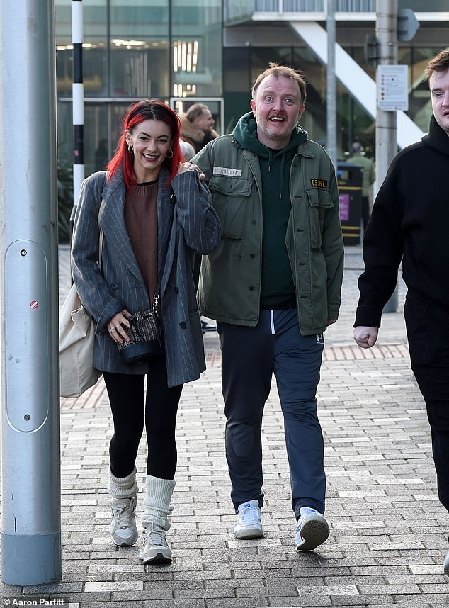 Također su uočeni kako putuju do plesne dvorane bili su Chris McCausland i Dianne Buswell