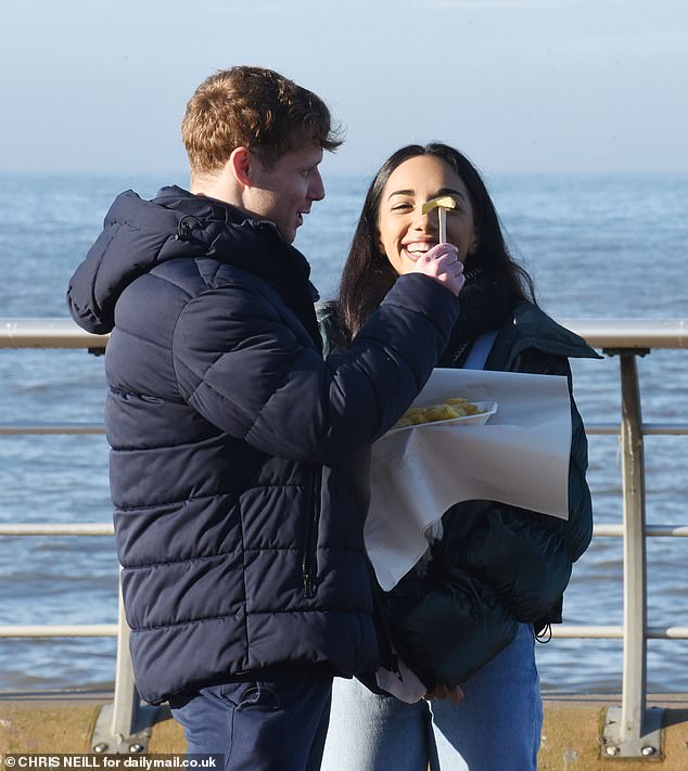 Jamie Borthwick i Michelle Tsiakkas imale su mnogo opušteniji pristup dok su se ušuškavale u čipsu na molu