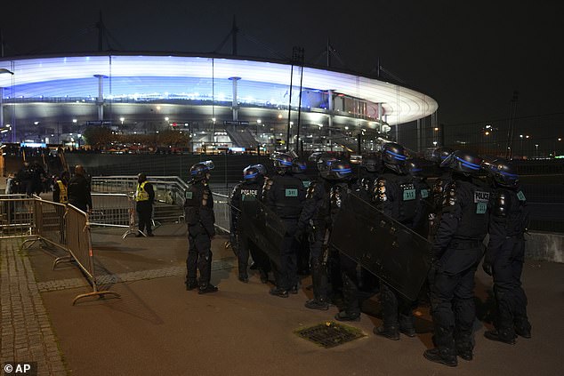 Specijalne snage poput SAS-a i do 6500 drugih sigurnosnih agenata na dužnosti su na Stade de Franceu