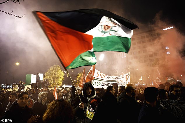 Propalestinski prosvjednici marširali su ispred terena prije utakmice