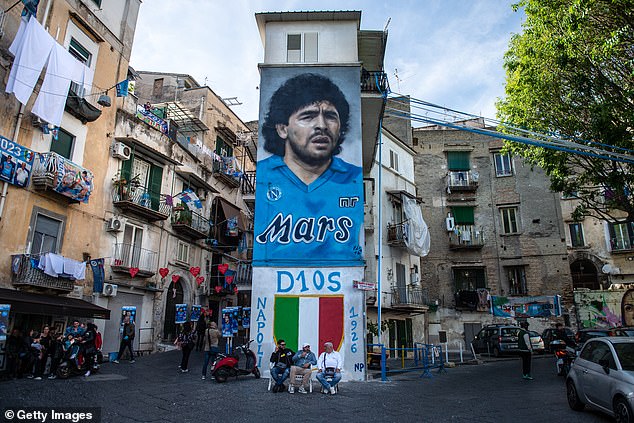 Murali koji prikazuju Maradonu nalaze se posvuda po užurbanom gradu Napulju