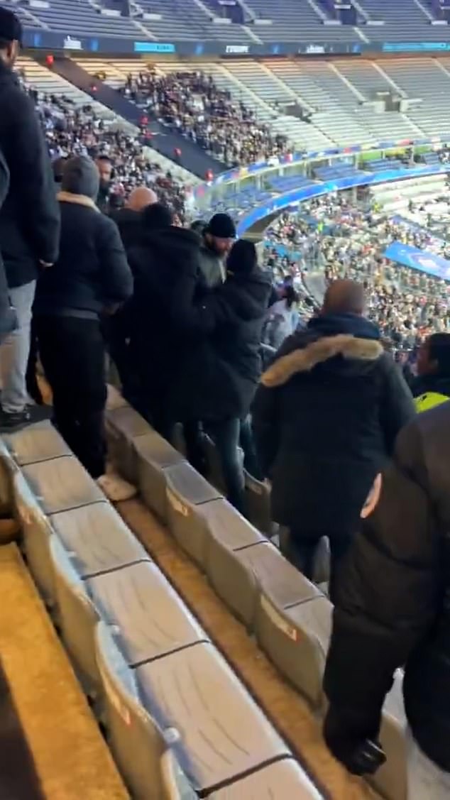 Snimka mobilnog telefona pokazuje trenutak kada je izbio kaos na Stade de Franceu, za koji su promatrači optužili navijače gostujuće ekipe da su ga pokrenuli