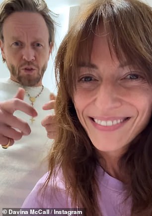 Davina je rekla u videu - koji je uključivao cameo od dečka Michaela Douglasa: 'Ponuđeno mi je zdravstveno skeniranje za koje sam mislila da ću uspjeti, ali pokazalo se da imam benigni tumor na mozgu'