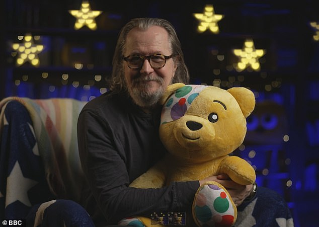 Gary Oldman ostavio je obožavatelje u suzama kada je u petak pročitao CBeebies priču za laku noć za 2024. Children In Need