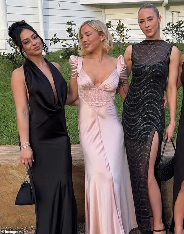 30-godišnji YouTuber istražuje svijet dodataka prehrani zajedno s Emilee (32) i Amy (34). Sve na slici