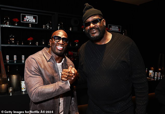 Shaquille O'Neal (desno) na slici s bivšom WWE superzvijezdom Titusom O'Neilom prije borbe