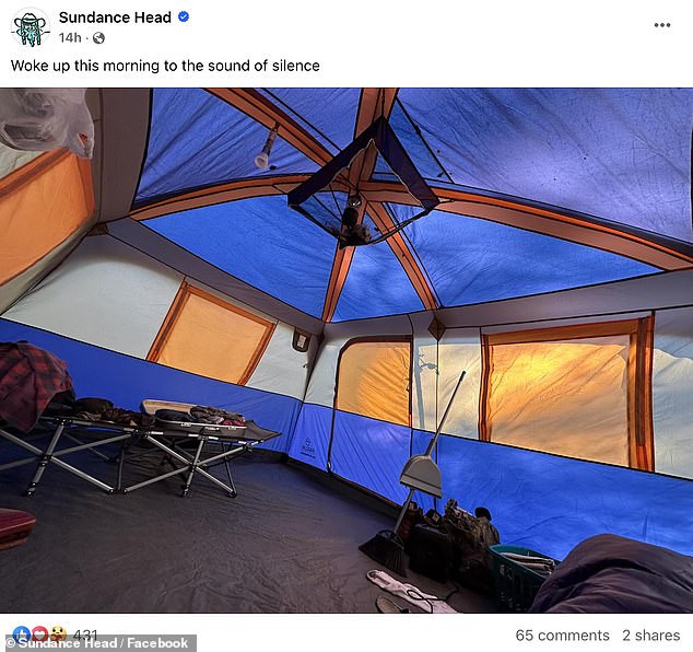 Ranije u petak, Sundance - čije je pravo ime Jason Head - prenio je fotografiju snimljenu iz unutrašnjosti šatora i napisao: 'Jutros sam se probudio uz zvuk tišine'