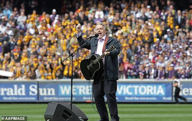 Australska glazbena legenda Mike Brady postao je žrtva nepromišljenog zločina nakon što su mu lopovi ugrabili neprocjenjivu gitaru. Omiljen među obožavateljima AFL-a zbog njegovih redovitih nastupa na velikom finalu, Brady je na svom Instagramu tražio informacije o jedinstvenom instrumentu. Na slici: Brady izvodi svoju voljenu himnu Up There Cazaly na velikom finalu AFL-a 2013.