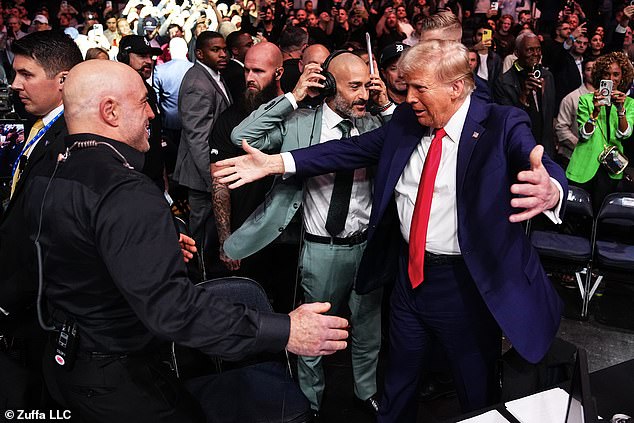 Joe Rogan skočio je sa svojeg mjesta na velikog Donalda Trumpa po njegovom dolasku na UFC 309 u MSG-u