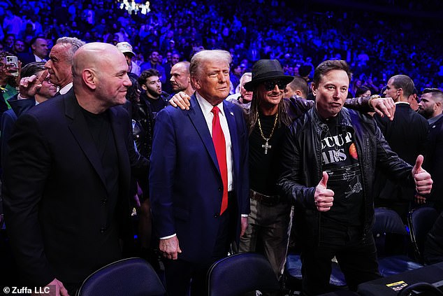 Novoizabrani predsjednik Donald Trump, Kid Rock i Elon Musk poziraju za fotografiju tijekom UFC 309 događaja u Madison Square Gardenu