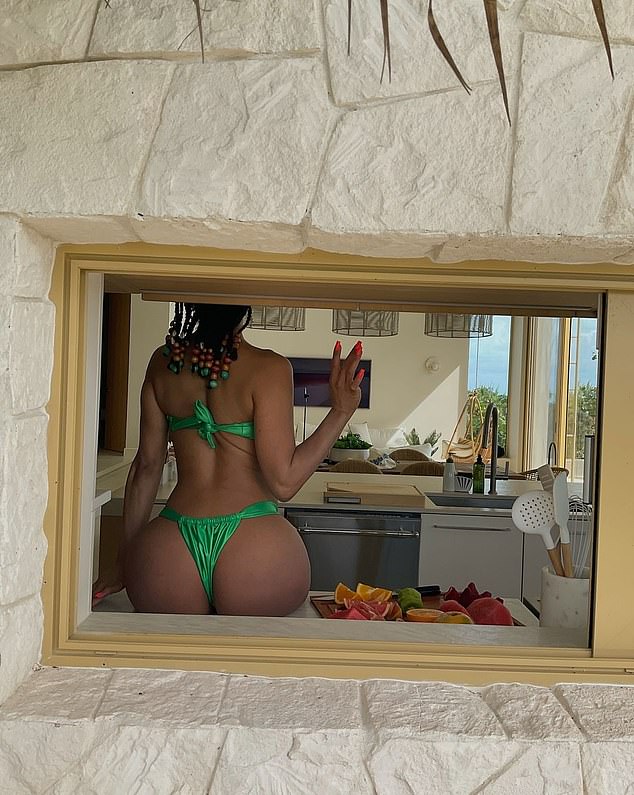 Saweetie se proslavila svojim singlom Icy Grl iz 2017., koji je brzo postao viralni hit i učvrstio je kao istaknutu figuru hip-hopa.