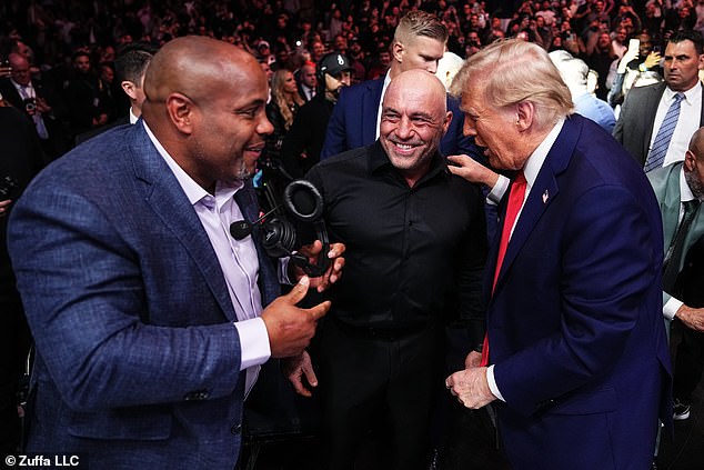 Daniel Cormier, Joe Rogan i novoizabrani predsjednik Donald Trump razgovaraju na UFC-u 309 u MSG-u