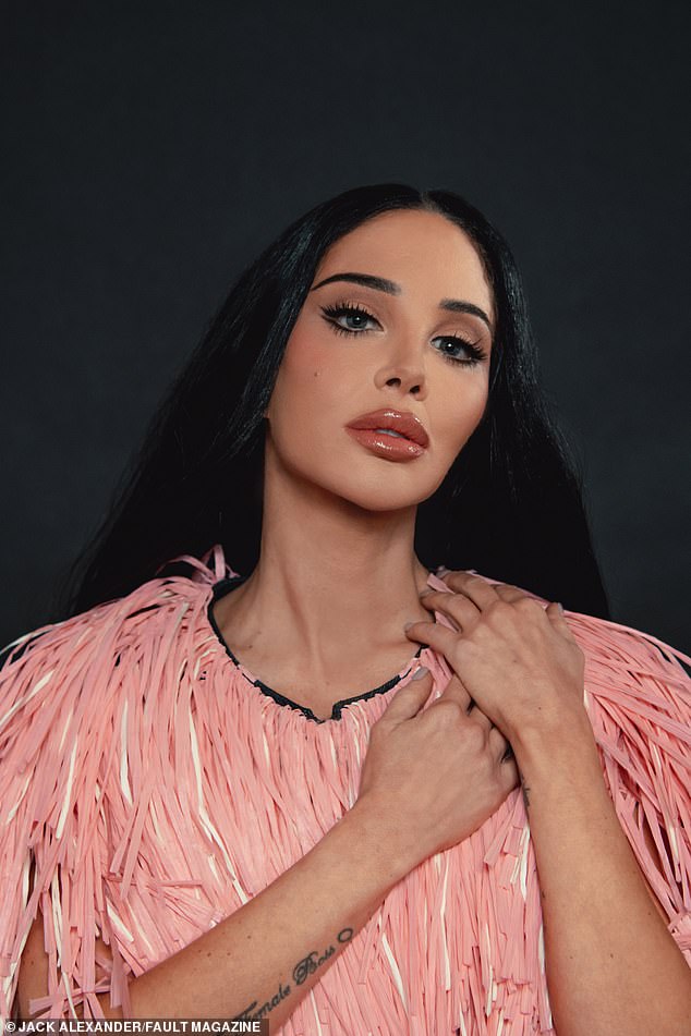 Miljenica N-Dubza, 36, ostavila je vrlo malo mašti dok je pozirala za časopis FAULT