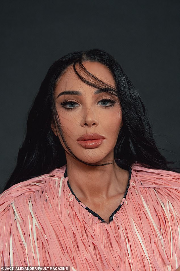 Natjecateljica Ja sam slavna nosila je svoje gavranove pramenove u laganim valovima