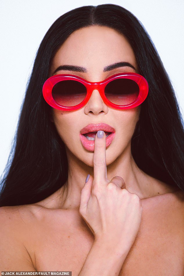 Samouvjereno je pozirala pred objektivom, dodavši samo par šik crvenih ovalnih nijansi