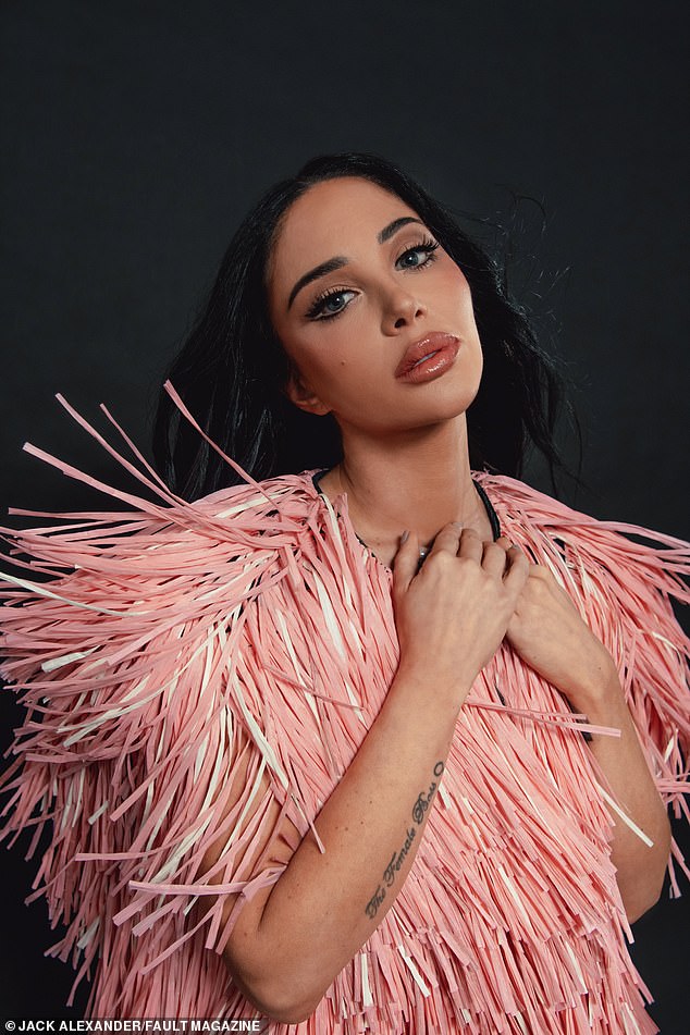 Tulisa se pohvalila glamuroznom šminkom za cijelo lice, uključujući gustu olovku za oči i goli sjaj za usne