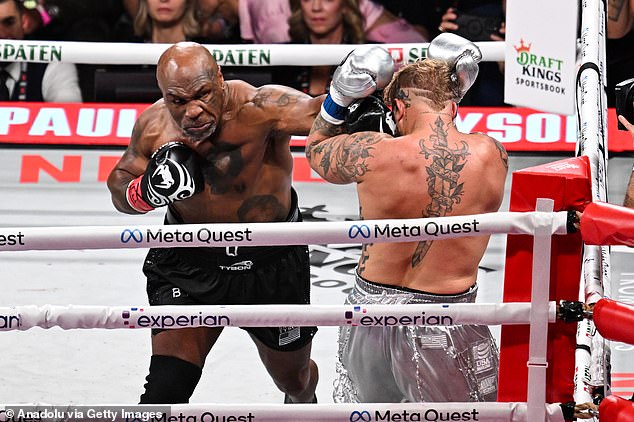 Mike Tyson (u kratkom crnom) i Jake Paul (u kratkom srebrnom) razmijenili su udarce u petak