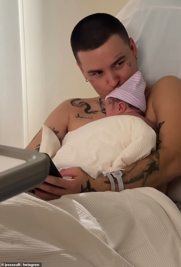 Jesse je na Instagramu podijelila kolumnu koja prikazuje dolazak Poetryja i Locketa tijekom vikenda, napisavši u naslovu: '11.11'