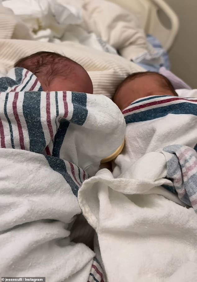 'Dobrodošli u svijet Poetry Lucia Sullivan i Locket Romance Sullivan', napisao je Jesse na platformi društvenih medija u nedjelju. 'Moja djeca će promijeniti svijet'