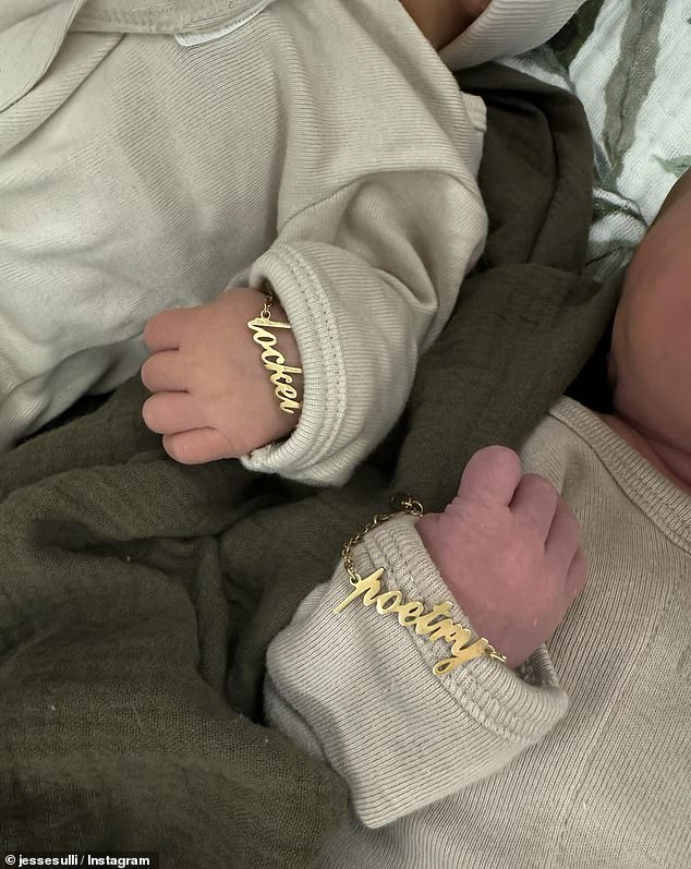 31-godišnja reality TV zvijezda i 35-godišnji TikToker podijelili su na Instagramu fotografiju svojih beba, dječaka i djevojčice, koji nose zlatne narukvice s imenom