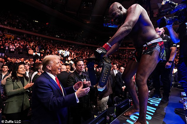 Kralj teške kategorije UFC-a proslavio je svoju pobjedu s Donaldom Trumpom, koji je prisustvovao događaju