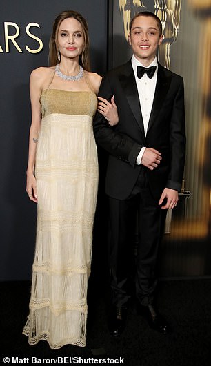 Dok je dvojac pozirao za fotografije, Knox je, uzdižući se iznad svoje mame nevjerojatno sličan svom ocu idolu iz matineje, napravio nezaboravan veliki ulazak