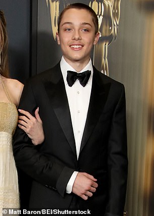 Posebno su odsutni bili njegova braća i sestre — Maddox (22), Pax (20), Zahara (19), Shiloh (17) i blizanci, Vivienne i Knox — što je činilo rijetkim trenutke majka-sin na događaju punom zvijezda