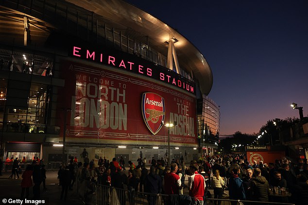 Stadion Emirates vrijedan 390 milijuna funti otvoren je tek 2006., ali je dvorana već počela zaostajati za rivalima Gunnersa