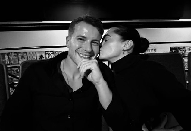 Emilia je napisala: 'Paul, bio si moja srodna duša, moj budući suprug, moja stijena i moja budućnost. Napunio si mi pluća smijehom, moj trbuh leptirićima, a srce ljubavlju. Odveden si prerano, u borbi koju si hrabro vodio bez greške'