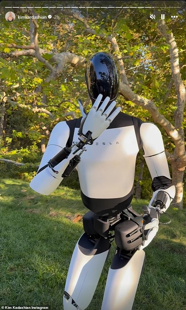 Robot je oponašao pokret trčanja, zaplesao hula i stavio ruku uz glavu kada su ga pitali koliko je visok