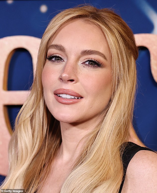 Lindsay Lohan izgledala je zapanjujuće u ponedjeljak navečer dok je prisustvovala premijeri svog novog Netflixovog filma Naša mala tajna u New Yorku