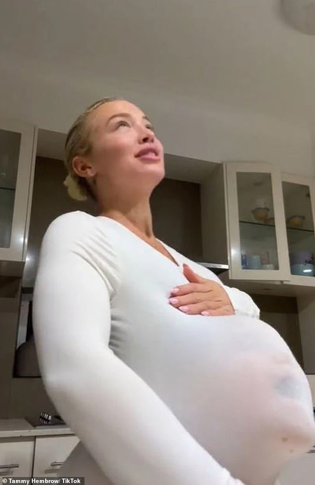 Kreatorica aplikacije TammyFit otkrila je 'dječju kvrgu' za koju se ispostavilo da je njezin osmogodišnji sin Wolf ispod njezine majice