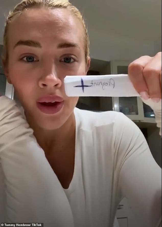 30-godišnja fitness influencerica na TikToku je objavila video u kojem je pokazala pozitivan test na trudnoću
