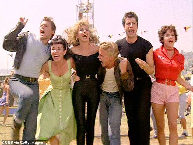 John Travolta u filmu Grease sa, slijeva, Jeffom Conawayem (kao Kenickie), Jamie Donnelly (kao Jan), Olivijom Newton-John (kao Sandy), Kelly Ward (kao Putzie) i Stockardom Channingom (kao Rizzo)