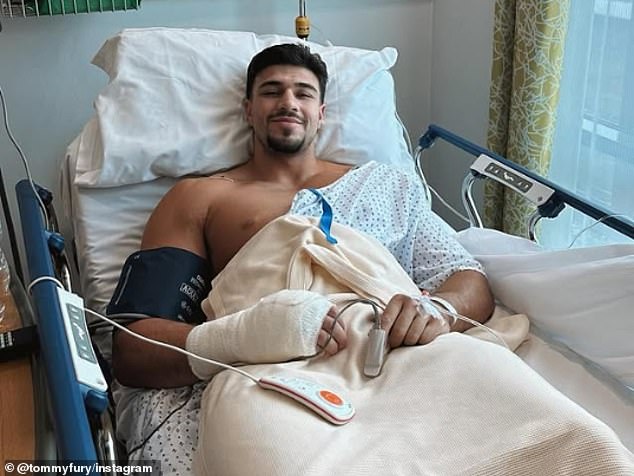 Tommy Fury imao je tešku operaciju desne šake u siječnju, zbog čega je strahovao za svoju karijeru