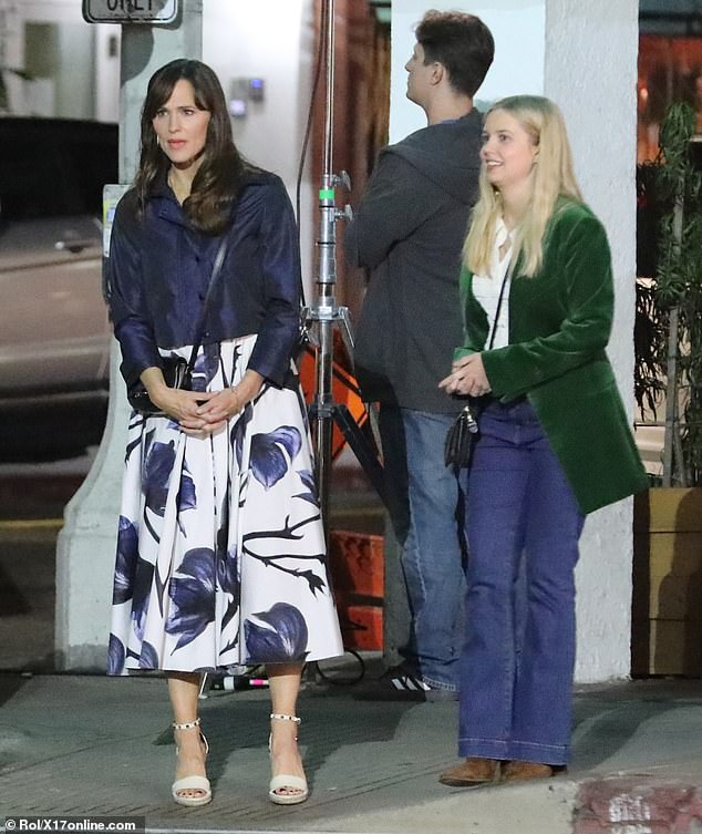 Jennifer Garner sigurno je bila vojnik dok je u ponedjeljak u LA-u snimala neke noćne scene za drugu sezonu The Last Thing He Told Me - na slici s Angourie Rice