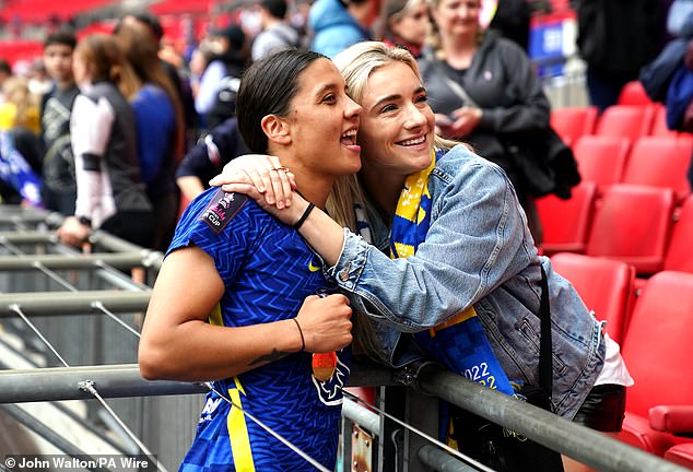 Sam Kerr (na slici sa zaručnicom Kristie Mewis na utakmici Chelseaja) je izvan stroja zbog ozbiljne ozljede koljena od početka ove godine