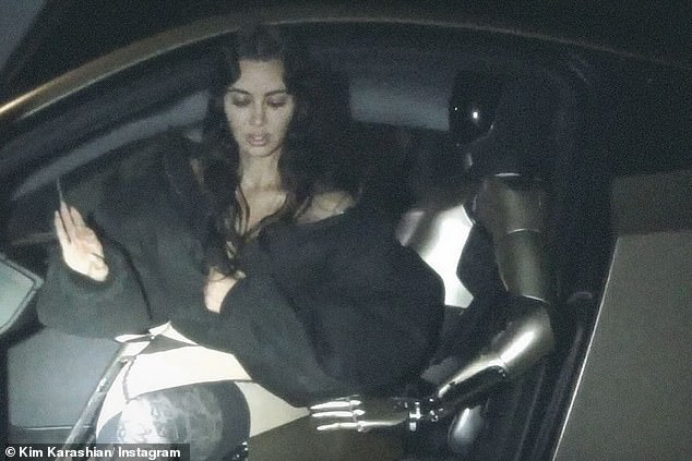 U toplesu pod pufastom crnom jaknom, zvijezda Kardashians (44) sjedila je robotu u krilu dok su pozirali na vozačkom sjedalu njezinog prilagođenog automobila Tesla Model S